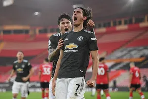 Cavani rực sáng, MU tái hiện Fergie Time ngược dòng thần kỳ