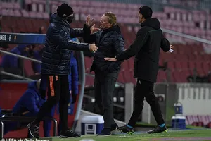 Barcelona thua Juventus, Koeman giận dữ hét lớn ‘im đi’