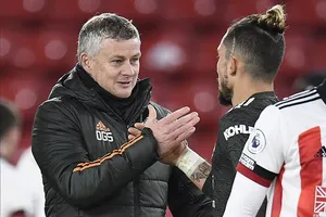 Solsa chia vui cùng Telles. ẢNH: EPA