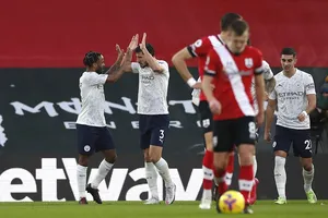 Man City thắng khó, Arsenal lại thua