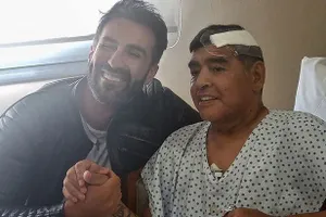 Maradona đáng lẽ phải được giữ lại ở bệnh viện để điều trị. ẢNH: INSTAGRAM LUQUE