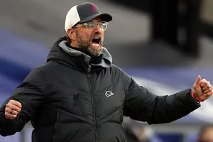 Klopp chào đón sự trở lại của ba tiền vệ Liverpool. ẢNH: AP