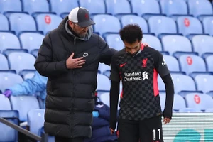 Salah không hài lòng vì không được Klopp trao băng đội trưởng trong trận đấu giữa Liverpool và FC Midtjylland. ẢNH: GETTY