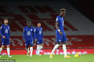 Các cầu thủ Chelsea thất vọng sau thất bại 1-3 trước Arsenal. ẢNH: REUTERS