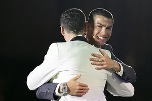 Ronaldo vui mừng lên nhận giải. ẢNH: REUTERS
