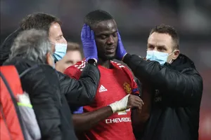 Bailly dính chấn thương ở đầu trong trận MU thắng Watford 1-0 ở FA Cup. ẢNH: REUTERS