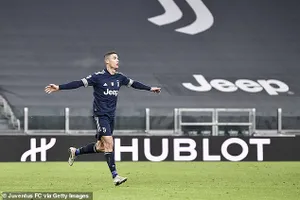 Ronaldo ăn mừng bàn thắng lập kỷ lục. ẢNH: GETTY