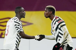 Pha ăn mừng bàn thắng ngộ nghĩnh của Pogba và Bailly. ẢNH: REUTERS