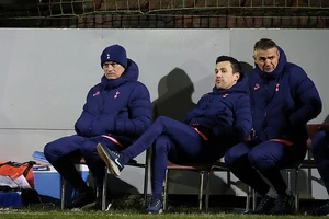 Mourinho (trái) khó chịu vì các trận đấu của Tottenham bị hoãn. ẢNH: GETTY