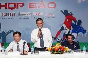 Cố nhà báo Minh Hùng (giữa) là người khai sinh ra giải Fair Play của bóng đá Việt Nam. ẢNH: BTC GIẢI THƯỞNG FAIR PLAY