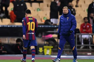 Messi cúi đầu đi qua Koeman sau khi nhận thẻ đỏ. ẢNH: GETTY