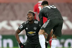 Bruno an ủi đồng đội sau tình huống bỏ lỡ cơ hội của Pogba. ẢNH: GETTY