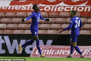 Bộ đôi trưởng thành từ lò đào tạo Chelsea tạo nên bàn thắng duy nhất trận đấu. ẢNH: REUTERS