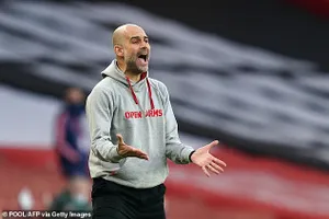Pep Guardiola không ngại hét vào mặt các học trò ngay trên sân. ẢNH: GETTY