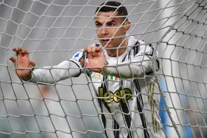 Ronaldo gặp "bế tắc" ở khả năng sút phạt. ẢNH: DAILY STAR