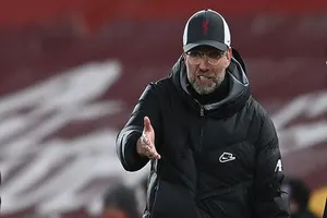 Klopp lí giải việc thay người khó hiểu sau thất bại lịch sử