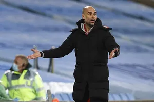 Pep Guardiola giận dữ bởi quyết định của VAR và trọng tài. ẢNH: NMC POOL 