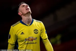 Dean Henderson thất vọng vì để lọt lưới phút bù giờ. ẢNH: GETTY 