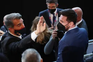 Laporta hứa làm hết sức giữ chân Messi. ẢNH: REUTERS