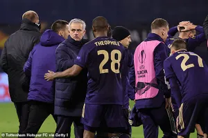 Mourinho chúc mừng chiến thắng của đối thủ. ẢNH: GETTY 