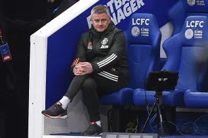 Solskjaer "bó gối" chịu thua trước Leicester City. ẢNH: GETTY