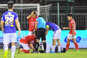 Chấn thương của Hùng Dũng khiến cầu thủ trên sân phải ôm đầu. ẢNH: ANH PHƯƠNG