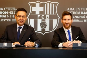 Messi ký hợp đồng mới với Barcelona thời chủ tịch Josep Bartomeu. ẢNH: AFP