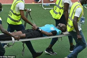 Trọng tài Charles Bulu lên cáng cứu thương và được đưa thẳng đến bệnh viện. ẢNH: GETTY