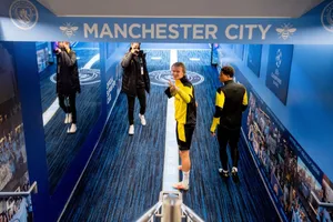 Haaland ở đường hầm chuẩn bị bước vào sân Etihad tập luyện cùng Borussia Dortmund. ẢNH: GETTY