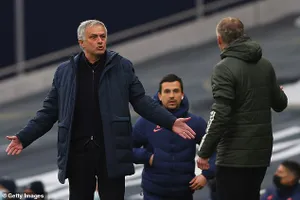 Mourinho và Solskjaer đã có màn khẩu chiến nảy lửa sau trận đấu. ẢNH: GETTY