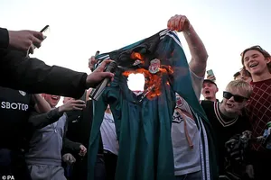 Các CĐV nhóm Big Six Premier League đốt áo để phản đối giải Super League. ẢNH: PA