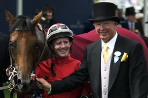 Sir Alex Ferguson bên con ngựa Rock Of Gibraltar sau khi thắng "chặng" St James's Palace Stakes tại Royal Ascot. ẢNH: DAILY STAR 
