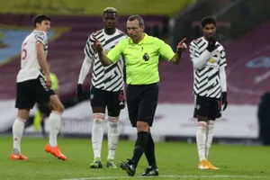 Trọng tài Kevin Friend là hung thần của các cầu thủ MU. ẢNH: GETTY
