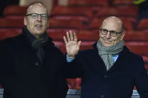 Gia đình Glazer cần có bước đi thiết thực nhằm lấy lại niềm tin của fan MU. ẢNH: DAILY STAR