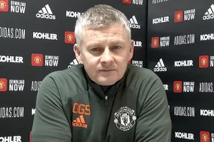 Solskjaer thoái lui trong cuộc chiến với CĐV AS Roma