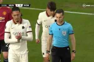 Fan MU phẫn nộ gọi Smalling là kẻ phản bội