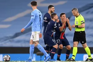 Trọng tài chửi thề nhiều cầu thủ của PSG