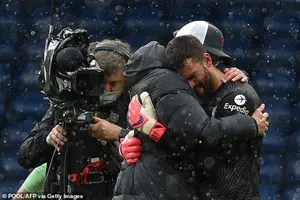 Thủ môn Alisson nói gì khi ghi bàn lịch sử cho Liverpool?