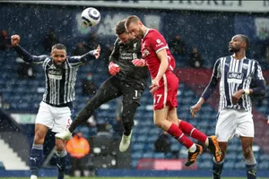 Huyền thoại MU là thủ môn đầu tiên ghi bàn ở Premier League