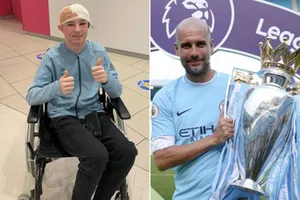 Chàng trai trao cúp Premier League cho Man City: Đầy nhân văn