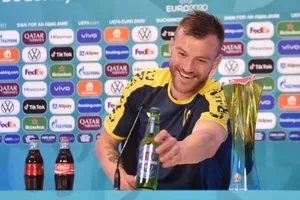 Sao tuyển Ukraine chọc tức Ronaldo