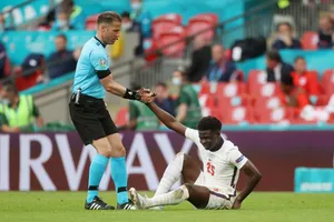 Bất thường trọng tài bắt chính trận Anh - Đan Mạch