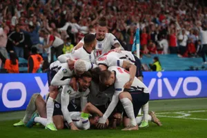 Tuyển Anh đi vào lịch sử Euro nhờ quả penalty tranh cãi