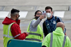 Messi hốt hoảng vì sân bay bị dọa đánh bom