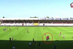 Nhà vô địch Ligue 1 tạo nên cảnh tượng xấu hổ