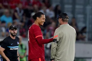 Van Dijk trở lại sau 285 ngày, Liverpool thủng lưới 4 bàn