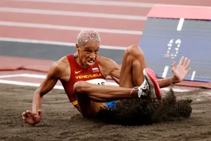 Bước nhảy cuối cùng phá kỷ lục thế giới tồn tại 26 năm