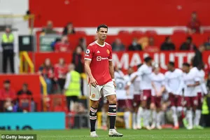  Bruno đá hỏng penalty, MU thua sốc Aston Villa