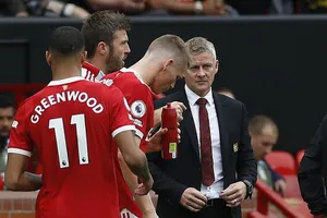 Solskjaer bị ép buộc trả lời về Maguire và Shaw