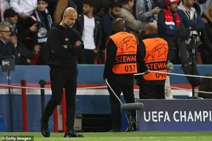 Man City thua PSG, Pep Guardiola vẫn ăn ngon, uống rượu vang